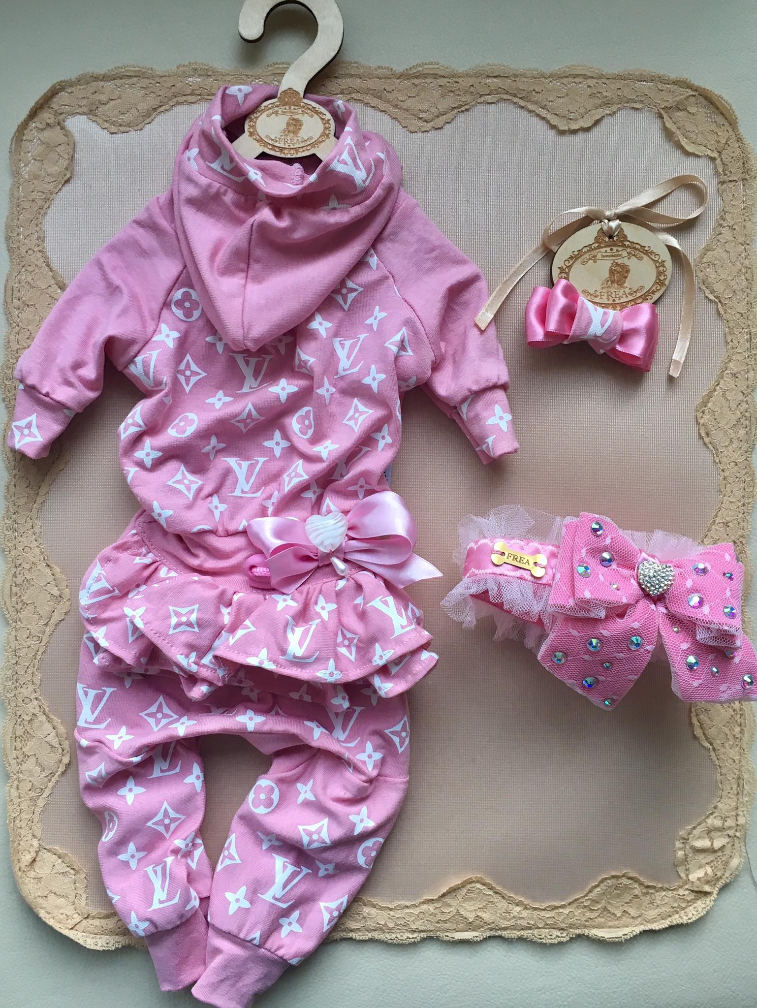Гащеризонче “My Yorkie Fashion Icon collection by FREA”, нашийниче - бижу и шнолка "My Summer Glam collection by FREA" 